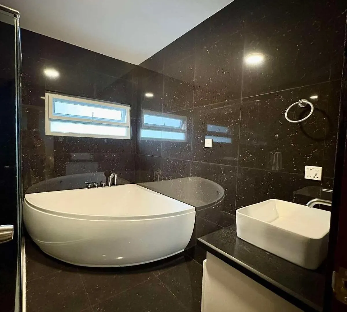Sheryll Escapes - La Grande Poolside 1 Bedroom With Bathtub, Wifi & Netflix Ángeles